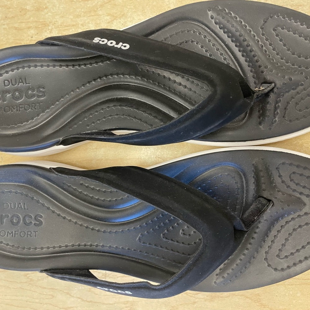 Crocs Capri V sporty flip flop black and white comfort sandals